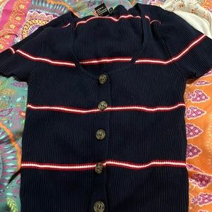 Small forever 21 cropped top, thick material, button, deep cut